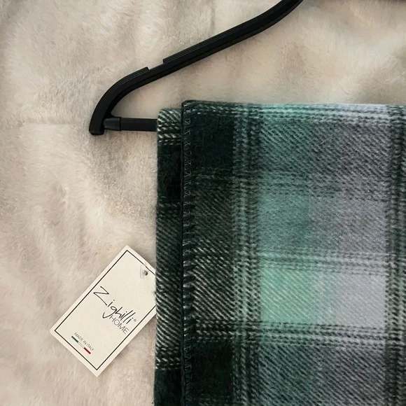 Blanket/Throw - Picture 3 of 7